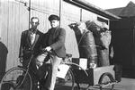 Alle ressourcer udnyttes - her er en spildsamler i gang med at samle spild i 1940. 