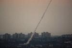 AFFYRING. Raket sendes fra palæstinensisk by i Gaza mod mål i Israel lørdag. 