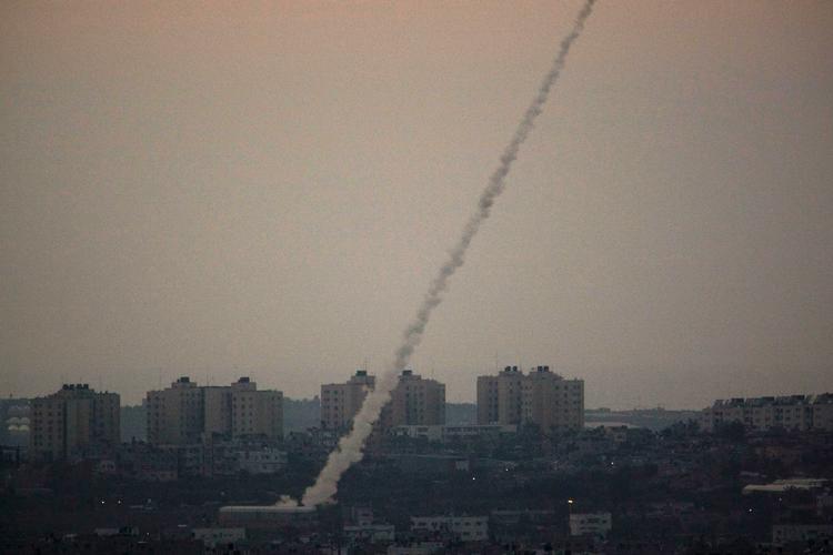 AFFYRING. Raket sendes fra palæstinensisk by i Gaza mod mål i Israel lørdag. 