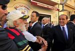 BESØG. Silvio Berlusconi hilser på øboere på Lampedusa. 
