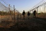 PATRULJE. Israelske soldater kontrollerer grænsehegnet ind til Gaza. Arkiv. 
