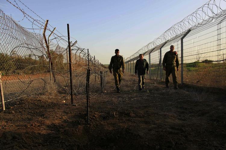 PATRULJE. Israelske soldater kontrollerer grænsehegnet ind til Gaza. Arkiv. 