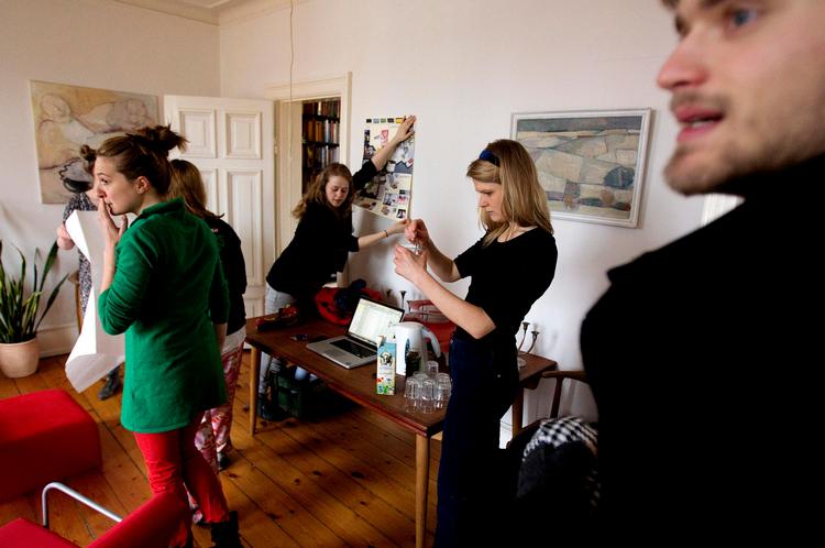Tosomhed. Hvad sker der, når man langt om længe flytter sammen med kæresten? Independent teaterforestilling forsøger at besvare det spørgsmål. Som en undersøgelse har de spurgt københavnerne om deres egne erfaringer. 