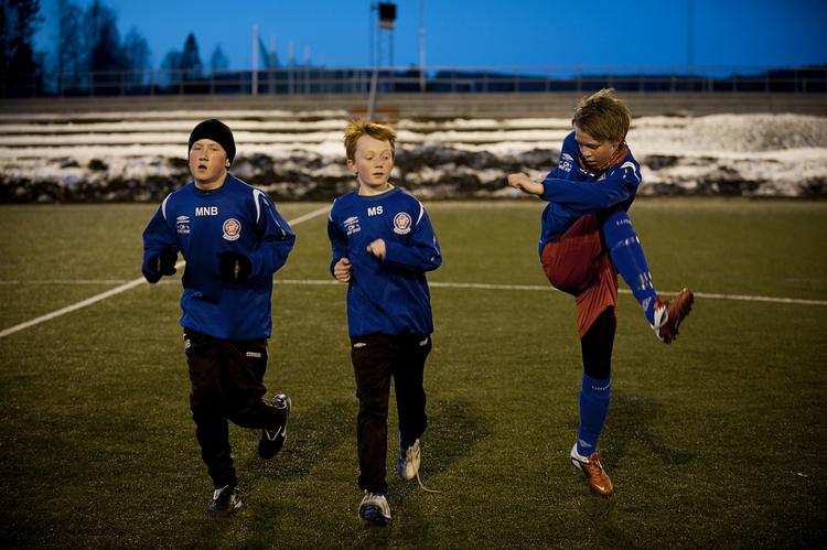 Grønsvær. Det kunstige grønne bruges flittigt i bl.a. Norge, hvor de her tre drenge træner. 