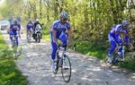 alene. Der gik flere minutter, før Tom Boonen (i midten) fik en ny cykel. 