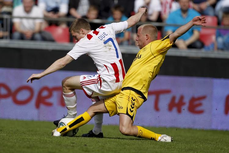 Stillingskrig. AaB's Anders Due (t.v.) i hård fight med Morten Rasmussen fra AC Horsens. 