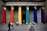 VÆRDIER. Ved indledningen på OL for homoseksuelle, World Outgames i København var vor frue kirke dekoreret i regnbuens farver. Den tolerance, det vidner om, taler prædikanten ifølge LGBT imod. 