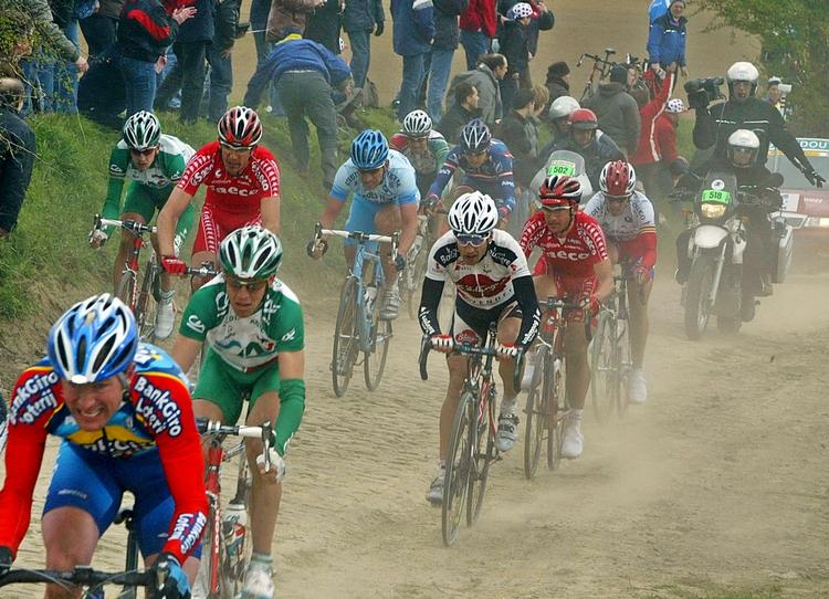 Væddeløb. Paris-Roubaix er blevet kørt siden 1896. 