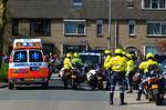 GERNINGSSTED. Politi og ambulance ved indkøbscenteret, hvor 24-årig tilsyneladende sindslidende mand skød vildt omkring sig. 