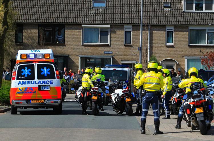 GERNINGSSTED. Politi og ambulance ved indkøbscenteret, hvor 24-årig tilsyneladende sindslidende mand skød vildt omkring sig. 
