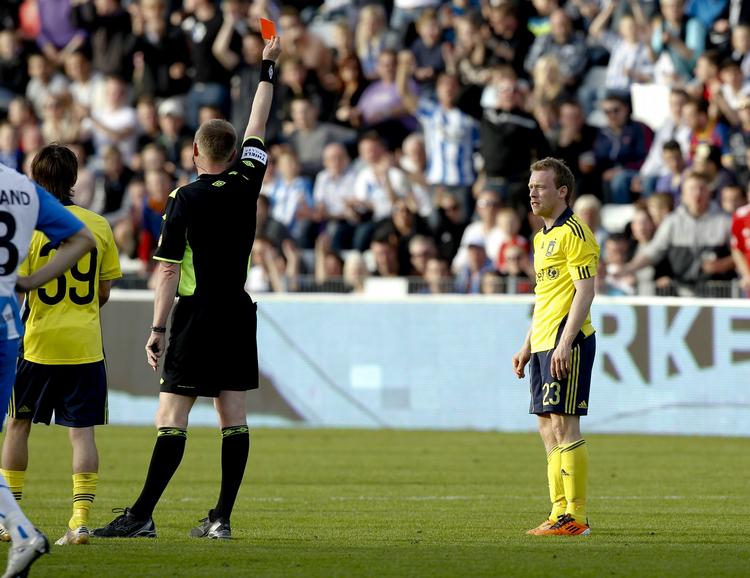 Exit. Michael Krohn-Dehli fik marchordre af dommer Anders Svendsen allerede i 1. halvleg. 