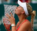Derudad. Hun banker den ene titel af efter den anden. Her kysser Wozniacki sin 15 titel. I Charleston, USA. 