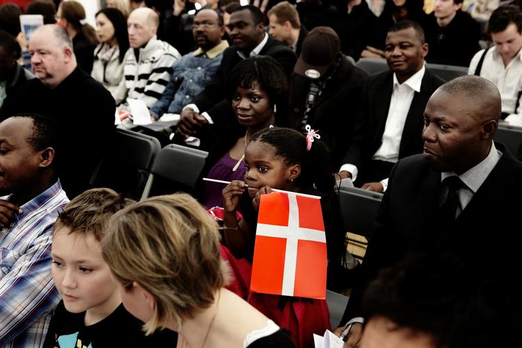 Velkommen. Samtidig med at lille Mesang Mesue og hendes forældre nød underholdningen, da Folketinget bød velkommen til næsten 1.000 nye danskere i går, kommer det frem, at antallet af opholdstilladelser styrtdykker. 