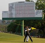 vinderen. Et langt putt på sidste hul sikrede Charl Schwartzel sejren i US Masters og et knus af caddien Greg Hearmon. 