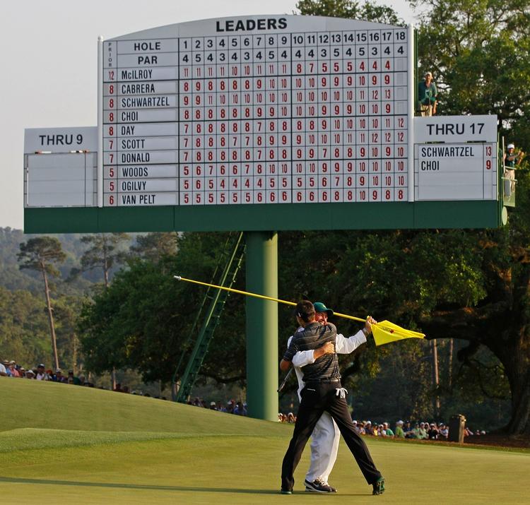 vinderen. Et langt putt på sidste hul sikrede Charl Schwartzel sejren i US Masters og et knus af caddien Greg Hearmon. 