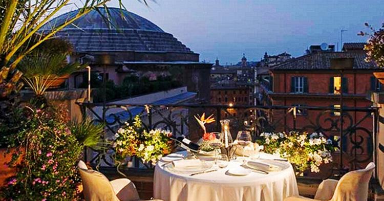 VÆRSGO. Fra restauranten på toppen af Grand Hotel de la Minerve, har du udsigt til Pantheon. 