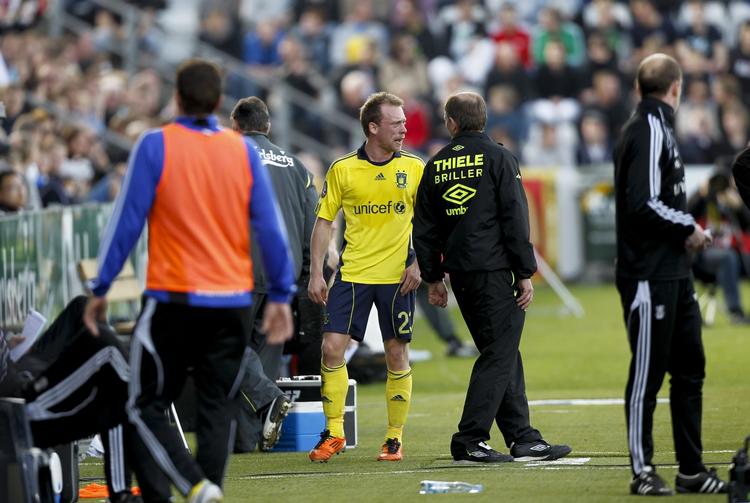 vred. Udvisningen af Micharl Krohn-Dehli skabte vrede i Brøndbylejren, og dommer Michael Svendsen erkendte efterfølgende, at der kun skulle have været uddelt et gult kort. 