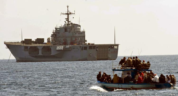 Bådflygtninge. Et italiensk kystbevogtningsskib patruljerer ved Lampedusa. Alene i weekenden flygtede 750 mennesker til den lille italilenske ø fra Nordafrika. 