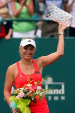samler. Finalesejren i Charleston var den 15. i karrieren for Caroline Wozniacki. 