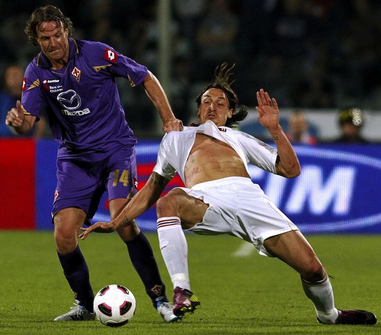 udvist. For anden gang i løbet af en måned blev Zlatan Ibrahimovic udvist, da Milan besejrede Fiorentina og Cesare Natali (tv.). 