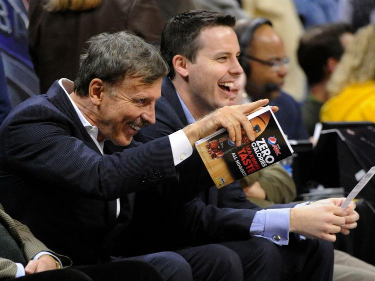 klubejer. En basketball-, en ishockey- og en fodboldklub er Stan Kroenke (tv.) ejer af hjemme i USA, hvor han her har sønnen Josh med til basketball. 
