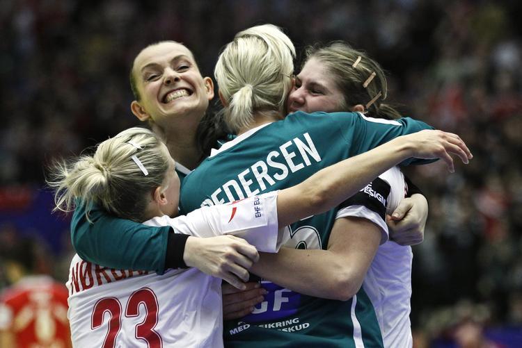 genforenet. Godt nok har Karin Mortensen (nr. to fra venstre) fået fri, men Jan Pytlick har fået samlet alle sine spillere til den næste landskamp. 