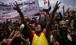 UTILFREDSE. Titusinder af yemenitter er i dag på gaden i protest mod udkastet til præsident Salehs afgang. De kræver, at han kan retsforfølges. 