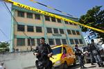 SKOLESKYDERI. Brasilianske betjente efter massedrabet på skolen i Rio de Janeiro torsdag. 