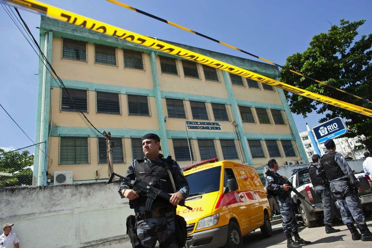 SKOLESKYDERI. Brasilianske betjente efter massedrabet på skolen i Rio de Janeiro torsdag. 