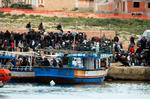 MENNESKE-TSUNAMI. Mere end 23.000 nordafrikanske flygtninge er ankommet til Italien og Malta siden det arabiske oprør brød ud. Berlusconi kalder flygtningestrømmen en tsunami af mennesker. 