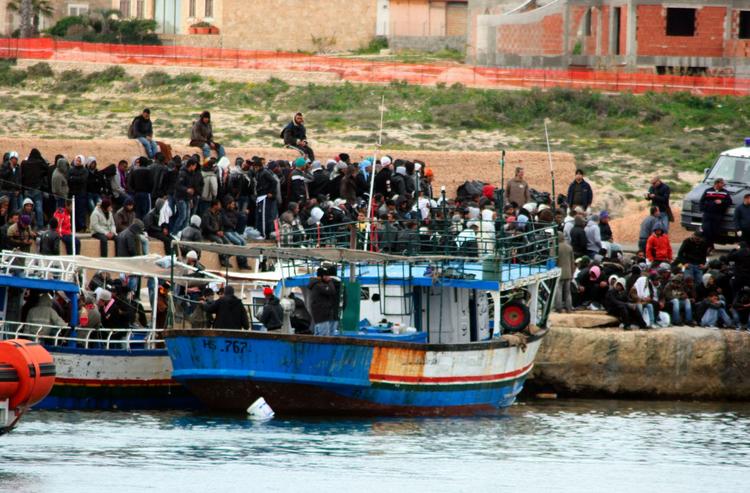 MENNESKE-TSUNAMI. Mere end 23.000 nordafrikanske flygtninge er ankommet til Italien og Malta siden det arabiske oprør brød ud. Berlusconi kalder flygtningestrømmen en tsunami af mennesker. 
