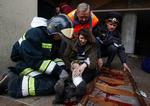 Sårede. En kvinde er blevet såret ved en eksplosion i metroen i Minsk. Hun bliver hjulpet til en ambulance af redningsfolk på stedet. Mindst 50 er såret og syv personer meldt døde, oplyser det russiske indenrigsministerium. 