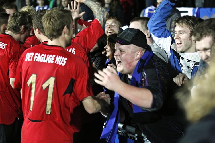 Jubel. Esbjergs spillere blev tiljublet af deres fans efter sejren i den vitale udekamp mod Lyngby. 