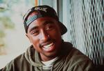Tupac og Biggie. Mordene på Tupac Shakur (billedet) og Notorious B.I.G. har altid været omgærdet af mystik og er endnu uopklarede. Nu frigiver FBI rapporter, der bl.a. afslører, at en betjent fra LAPD muligvis var involveret. 