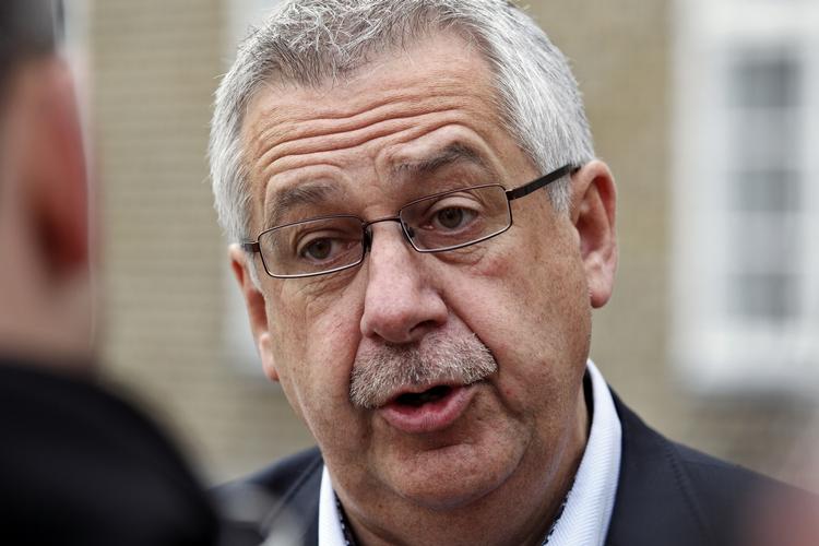 Genovervejelse. Man bør genoverveje vilkårene for den fyrede direktør, Søren Eriksen, mener transportministeren. 