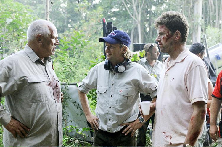 stjernebesætning. Tomas Villum Jensen (i midten) under indspilningen af `Ved verdens ende´ sammen med Steven Berkoff (tv.) og Nikolaj Lie Kaas. 