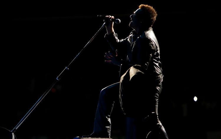 Størst. Der vil nok være dem, der mener, at Stones altid vil være de største, men turnerekorden har U2 nu pillet fra dem. Her skråler Bono på Morumbi stadion i Sao Paul, Brasilien 9. april i år. 