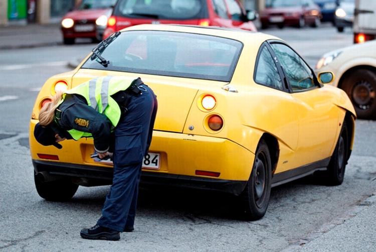 Razzia. Politiet brugte i morges tre timer på at stoppe bilister i Københavns nordvestkvarter. 