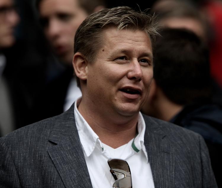 sponsor. Rigmanden Jesper Nielsen har en plan for at købe et dansk fodboldhold. Men også andre landes klubber render ham på dørene. 