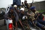 Ouattara-tro soldater lastet og klar til at fortsætte kampen mod Gbagbos støtter. 