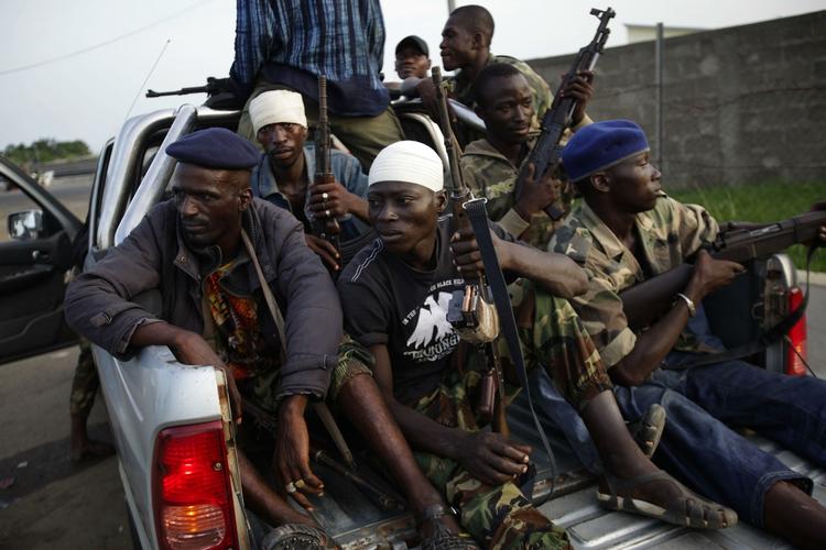 Ouattara-tro soldater lastet og klar til at fortsætte kampen mod Gbagbos støtter. 