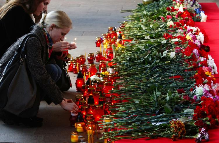 SORG. Minsk-borgere lægger blomster ved metrostationen, hvor 12 blev dræbt af bombeeksplosion. 