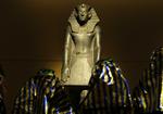 Plyndringer. Der er bl.a. blevet stjålet kunstgenstande fra selveste Tutankhamons grav under det store oprør. 