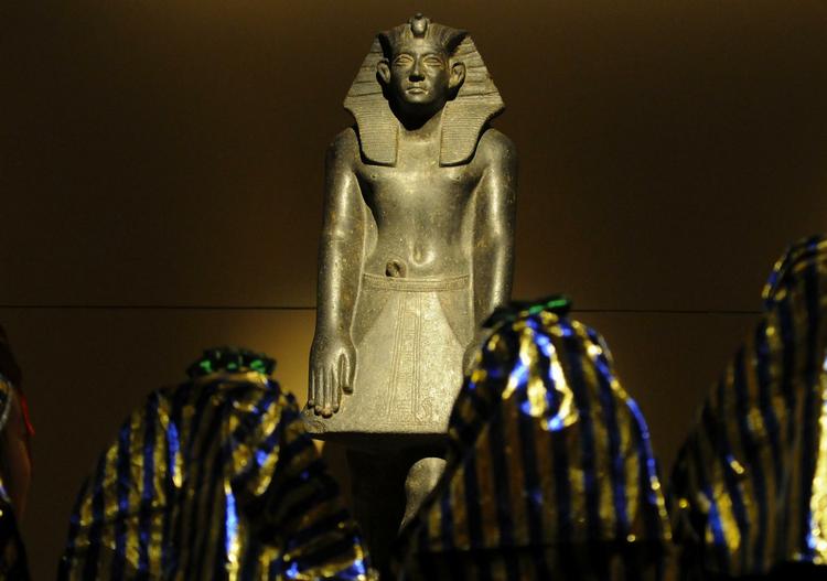 Plyndringer. Der er bl.a. blevet stjålet kunstgenstande fra selveste Tutankhamons grav under det store oprør. 