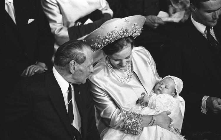 Kong Frederik og Tronfølgeren Prinsesse Margrethe til Prins Frederiks dåb i Holmens kirke 1968. 