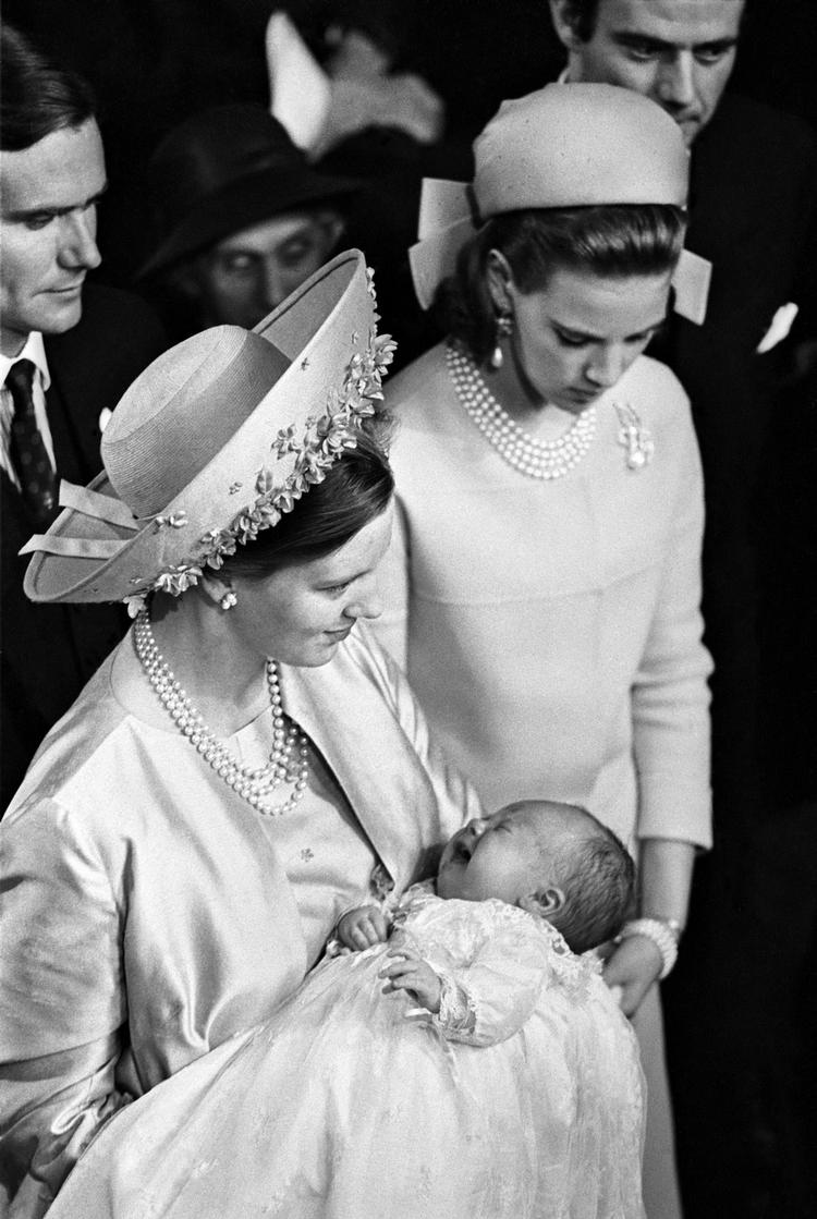 Prins Henrik, Tronfølgeren Prinsesse Margrethe og Prinsesse Anne-Marie til Prins Frederiks dåb i Holmens Kirke. 