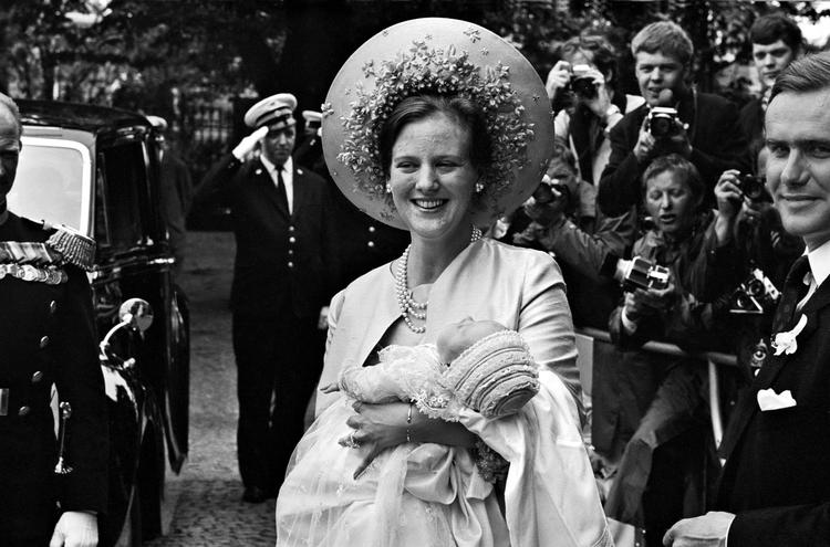 Tronfølgeren Prinsesse Margrethe og Prins Henrik ankommer til Prins Frederiks barnedåb i Holmens Kirke i 1968 