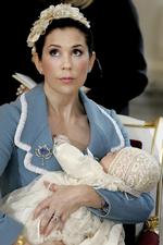 Kronprinsesse Mary med lille Prins Christian til hans dåb i Christiansborg Slotskirke 21. januar 2006. 