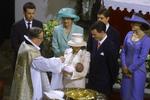 Prins Nikolai døbes i Fredensborg Slotskirke. Professor Christian Thodberg døber prinsen, der bæres frem af prinsesse Alexandra og prins Joachim. Bagved de 4 faddere  : Kronprins Frederik, Nicola Baird, vennerne  Peter Steenstrup og læge Camilla Flinth. 