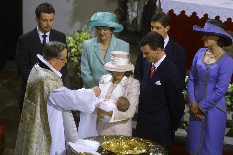 Prins Nikolai døbes i Fredensborg Slotskirke. Professor Christian Thodberg døber prinsen, der bæres frem af prinsesse Alexandra og prins Joachim. Bagved de 4 faddere  : Kronprins Frederik, Nicola Baird, vennerne  Peter Steenstrup og læge Camilla Flinth. 